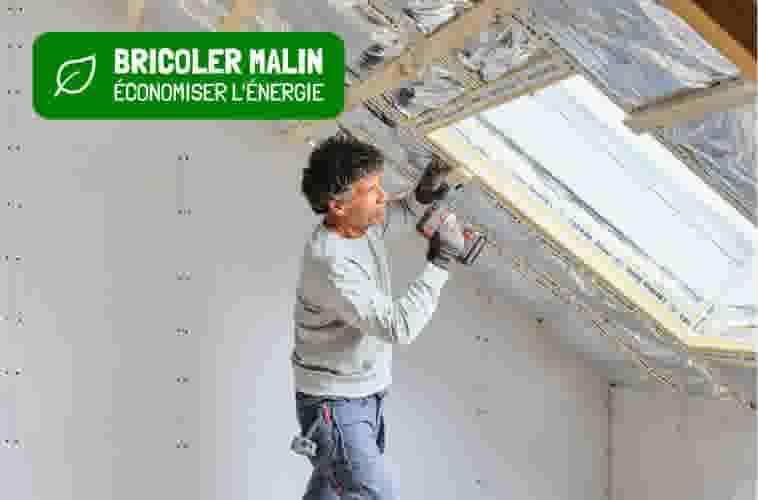 Artisan installant une fenêtre de toit pour économiser l'énergie, avec logo vert "Bricoler Malin" en haut à gauche.