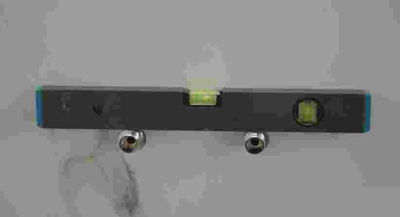 S-schroeven van douchetset gemonteerd in badkamer