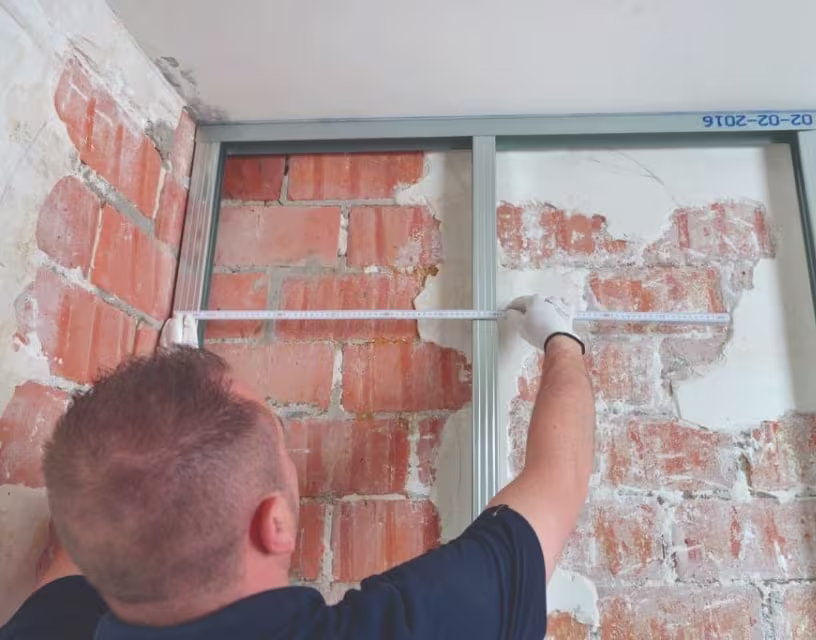 Hoe plaats ik een Gyproc® voorzetwand met Metal Stud® profielen?