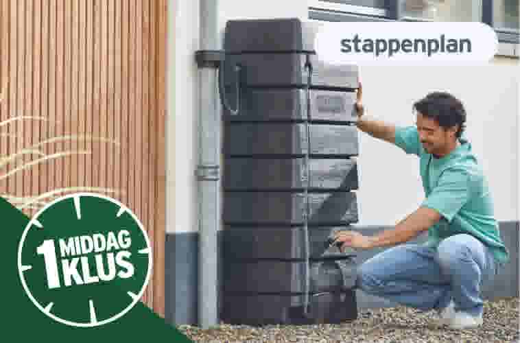 Man in turquoise shirt installeert donkergrijze regenwaterput tegen witte muur met houten panelen en 'stappenplan' tekst.