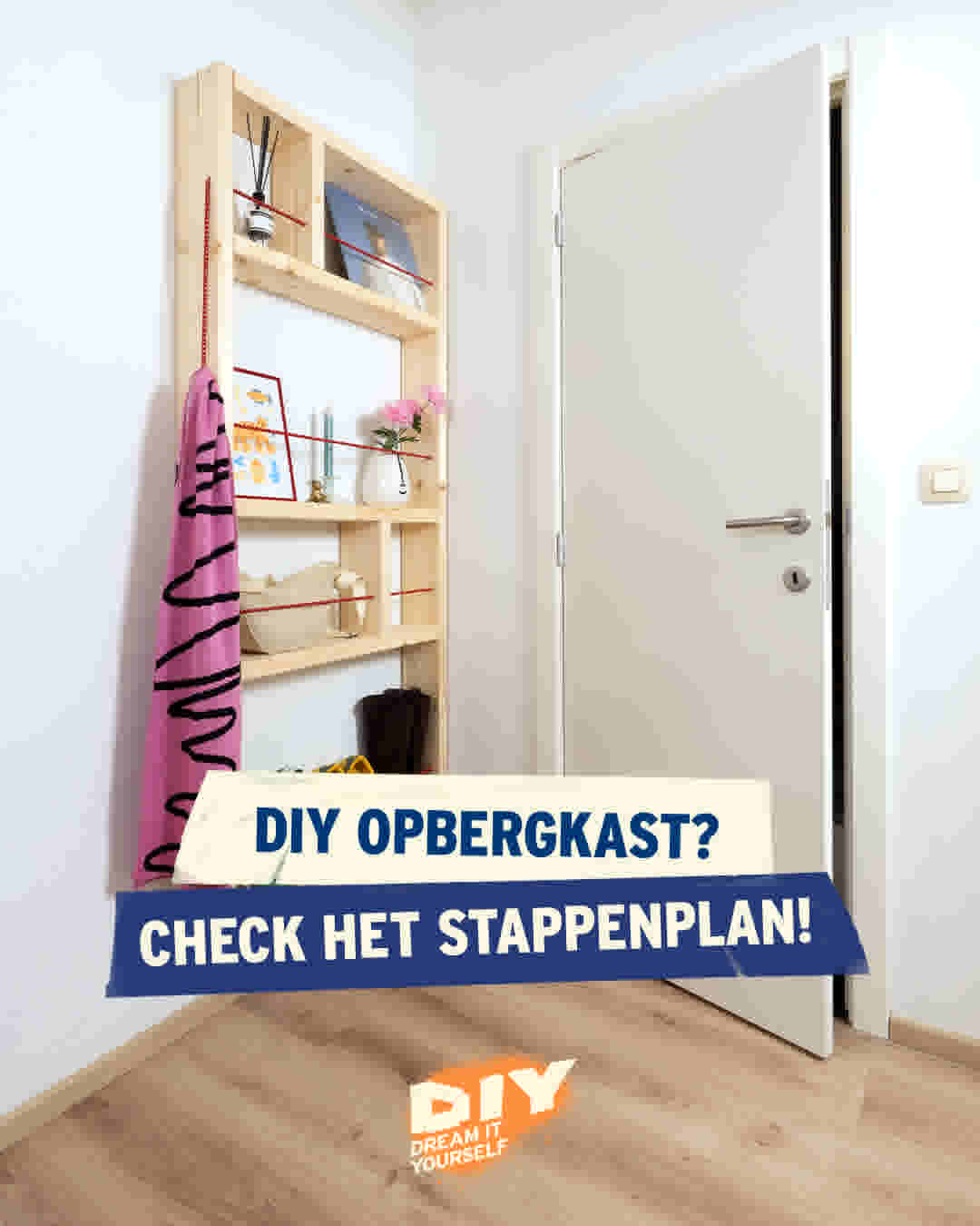 Houten opbergkast met roze handdoek naast witte deur met tekst 'DIY OPBERGKAST? CHECK HET STAPPENPLAN!'