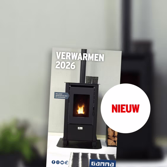 Zwarte pelletkachel op brochure met tekst 'VERWARMEN 2026' en witte cirkel met rood woord 'NIEUW'