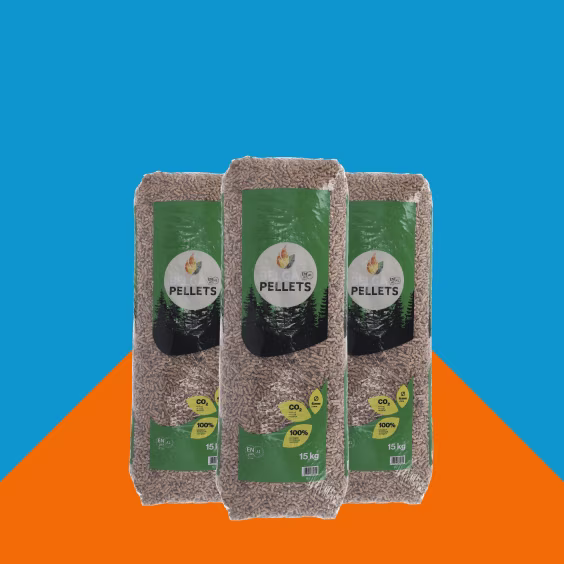 Drie zakken houtpellets met groene etiketten op een oranje oppervlak tegen een helderblauwe achtergrond.