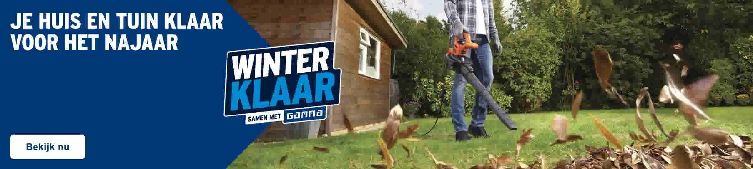 Je huis en tuin klaar voor het najaar. Bekijk nu. Winterklaar, samen met GAMMA. Een man gebruikt een bladblazer in een tuin voor een huis.
