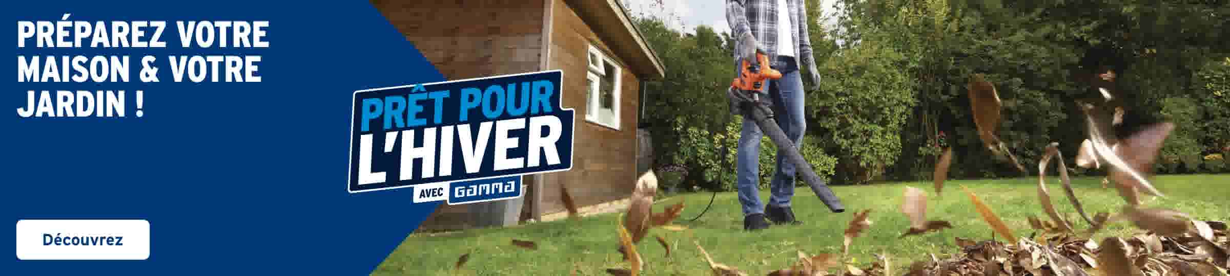 Préparez votre maison & votre jardin ! Découvrez. Prêt pour l'hiver, avec GAMMA. Un homme utilise un souffleur de feuilles dans un jardin devant une maison.