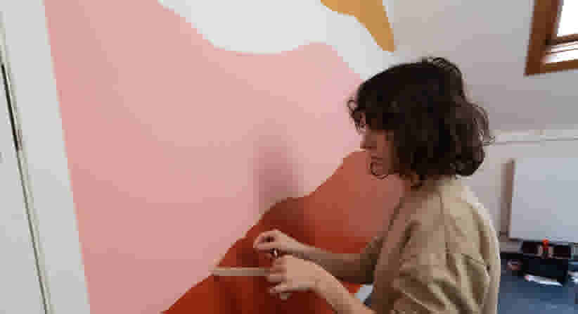 Afplaktape verwijderen van geschilderde muur