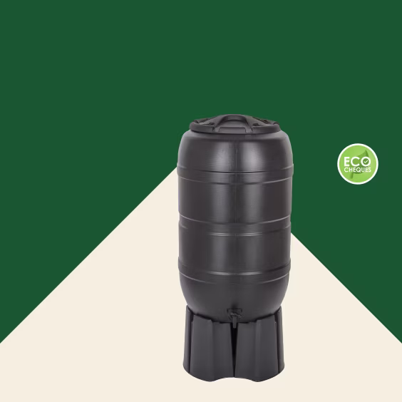 Zwarte regenton op standaard met ECO-label tegen groene achtergrond met beige driehoekig vlak.
