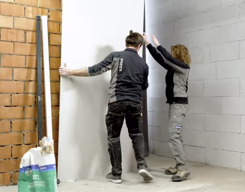 Hoe lijm ik Gyproc® platen tegen een muur?