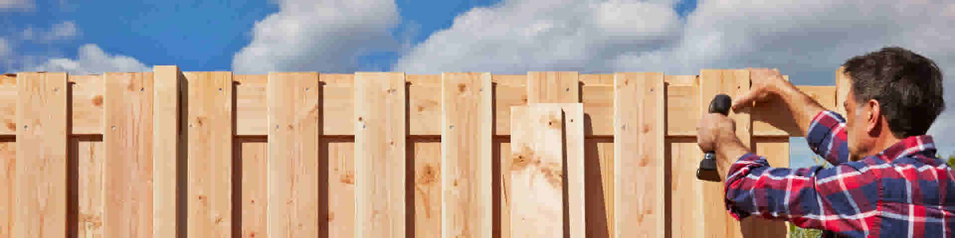 Houten schutting met man