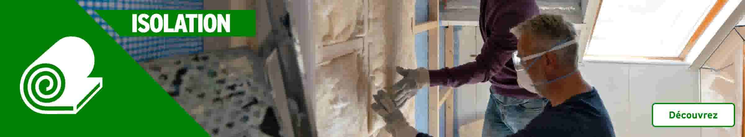 Deux hommes installent de l'isolant dans un mur intérieur avec fenêtre de toit, bannière verte avec icône d'isolation.