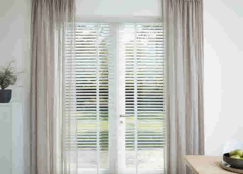 Inbetween transparante gordijnen