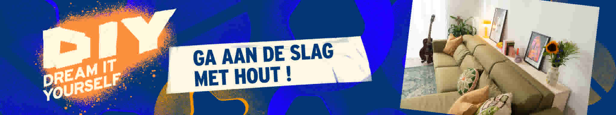 DIY logo met oranje spuitverf, tekst "GA AAN DE SLAG MET HOUT!" en foto van gezellige woonkamer met beige bank en decoratie.