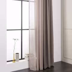 Moderne kamer met hoog raam, beige gordijnen, kleine decoratieve items op de vensterbank en minimalistische inrichting.