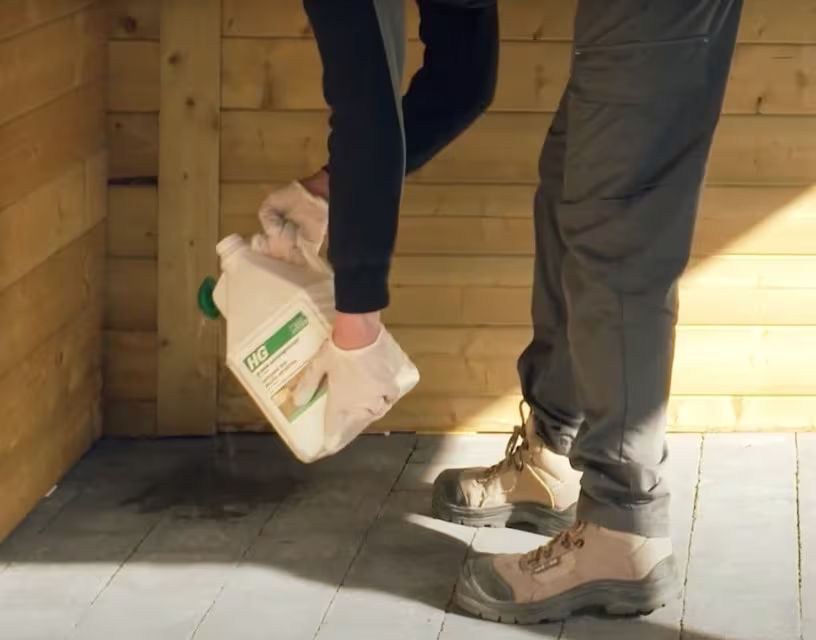 Hoe verwijder ik groene aanslag van mijn terras?