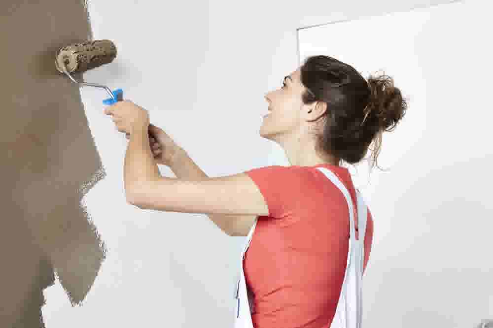 Comment peindre un mur sans en mettre sur le plafond ?