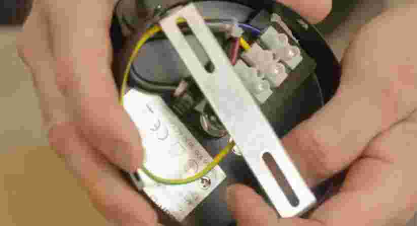 Bevestig de ophangbeugel