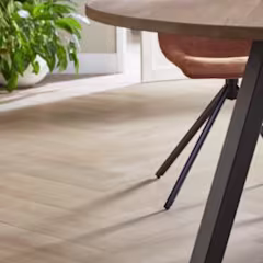 Sol en vinyle beige avec table et chaise