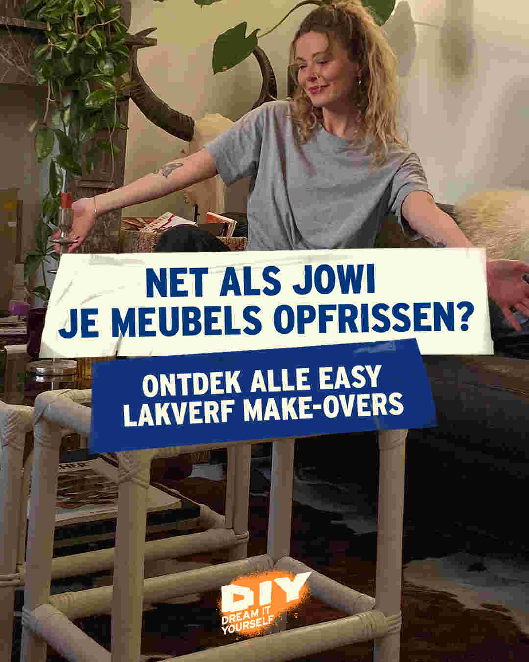 Vrouw in grijze t-shirt bij kamerplanten met tekst over meubelrenovatie en DIY lakverf make-overs.