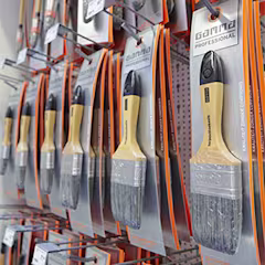 Verfborstels aan een schap