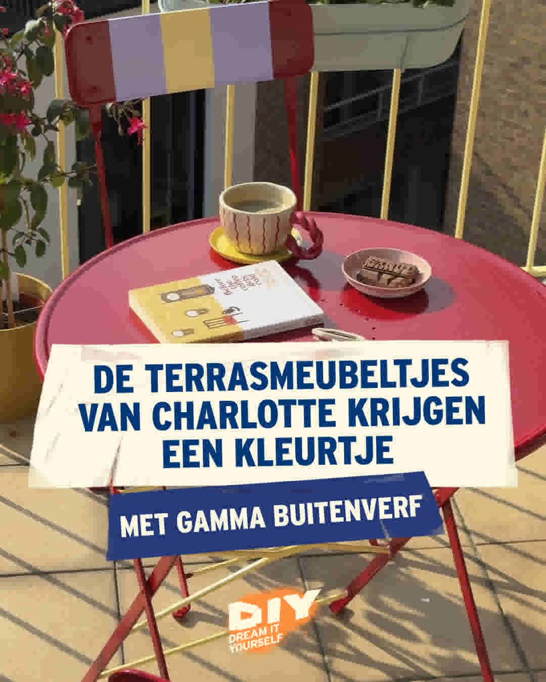 Rood terrassetje met kleurrijke stoel, koffiekopje, koekjes en boek op balkon, geschilderd met GAMMA buitenverf.