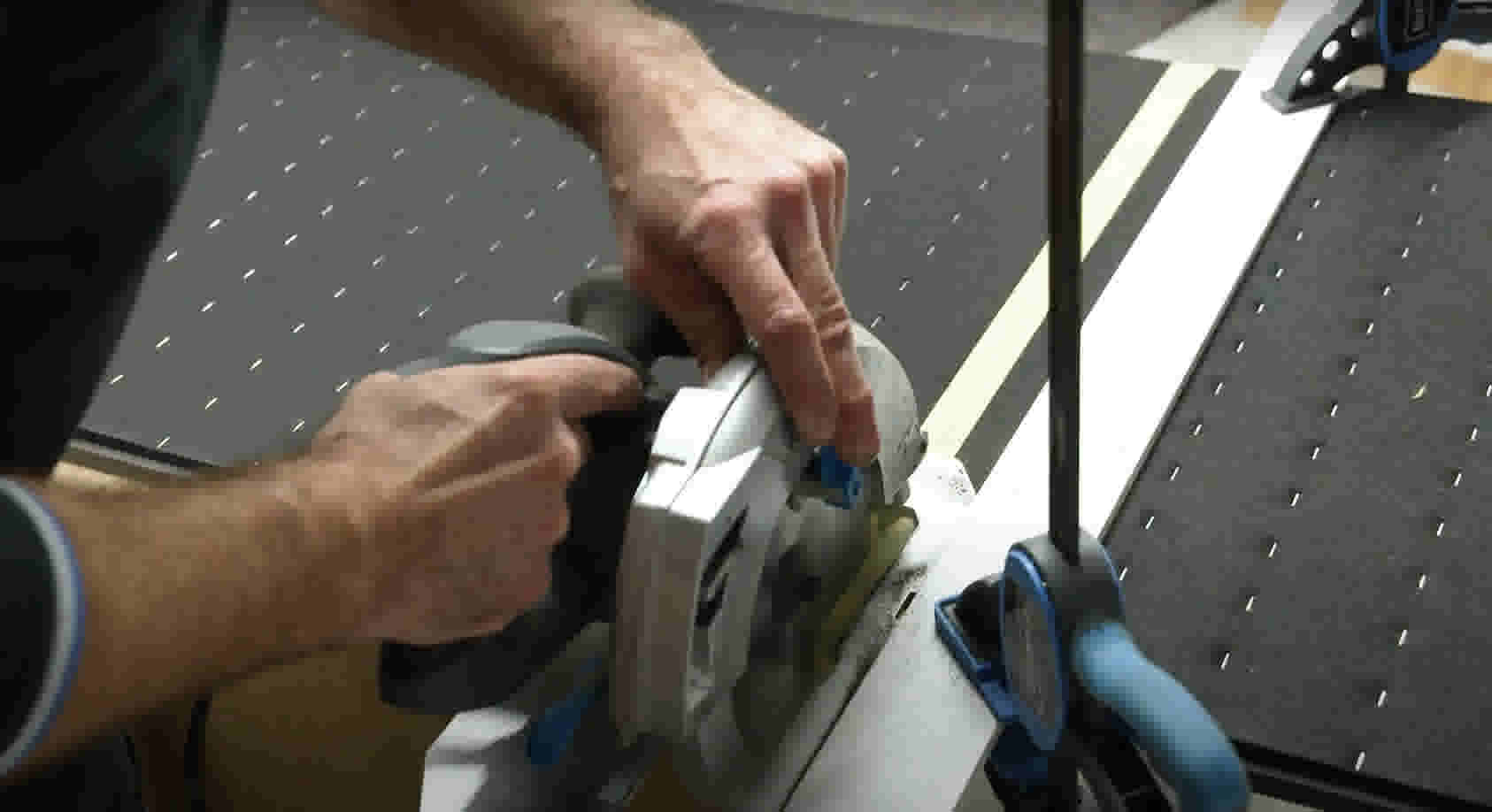 Man zaag wandpaneel met cirkelzaag