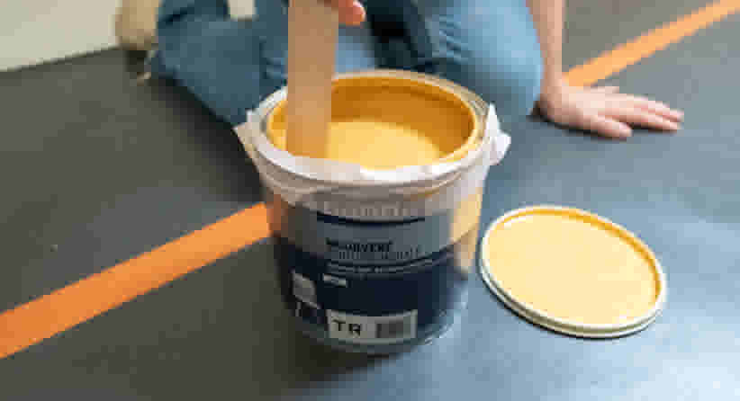 Verpot met gele verf van GAMMA 