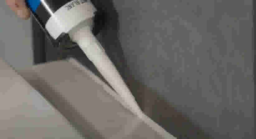 Sanitairkit aanbrengen