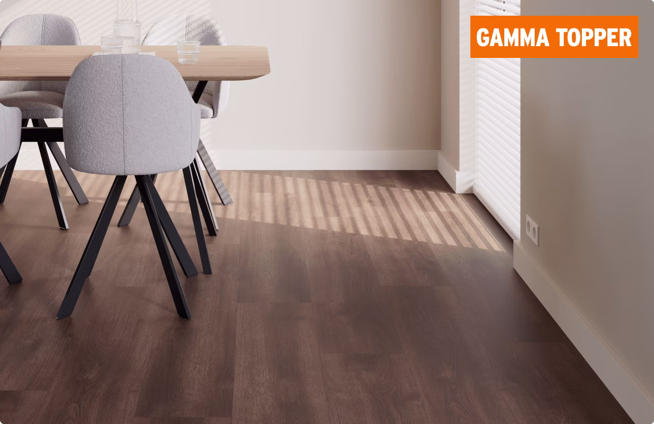 Moderne eetkamer met houten tafel, grijze stoelen en laminaatvloer met oranje Gamma Topper logo in de hoek.