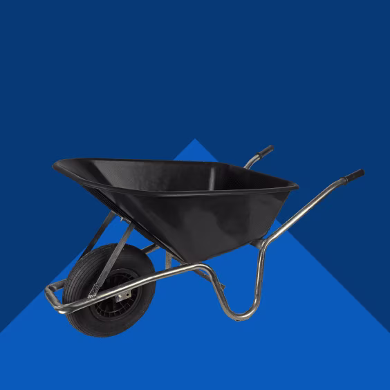 Zwarte kruiwagen met metalen frame en rubberen wiel op een blauwe achtergrond met geometrische vormen.