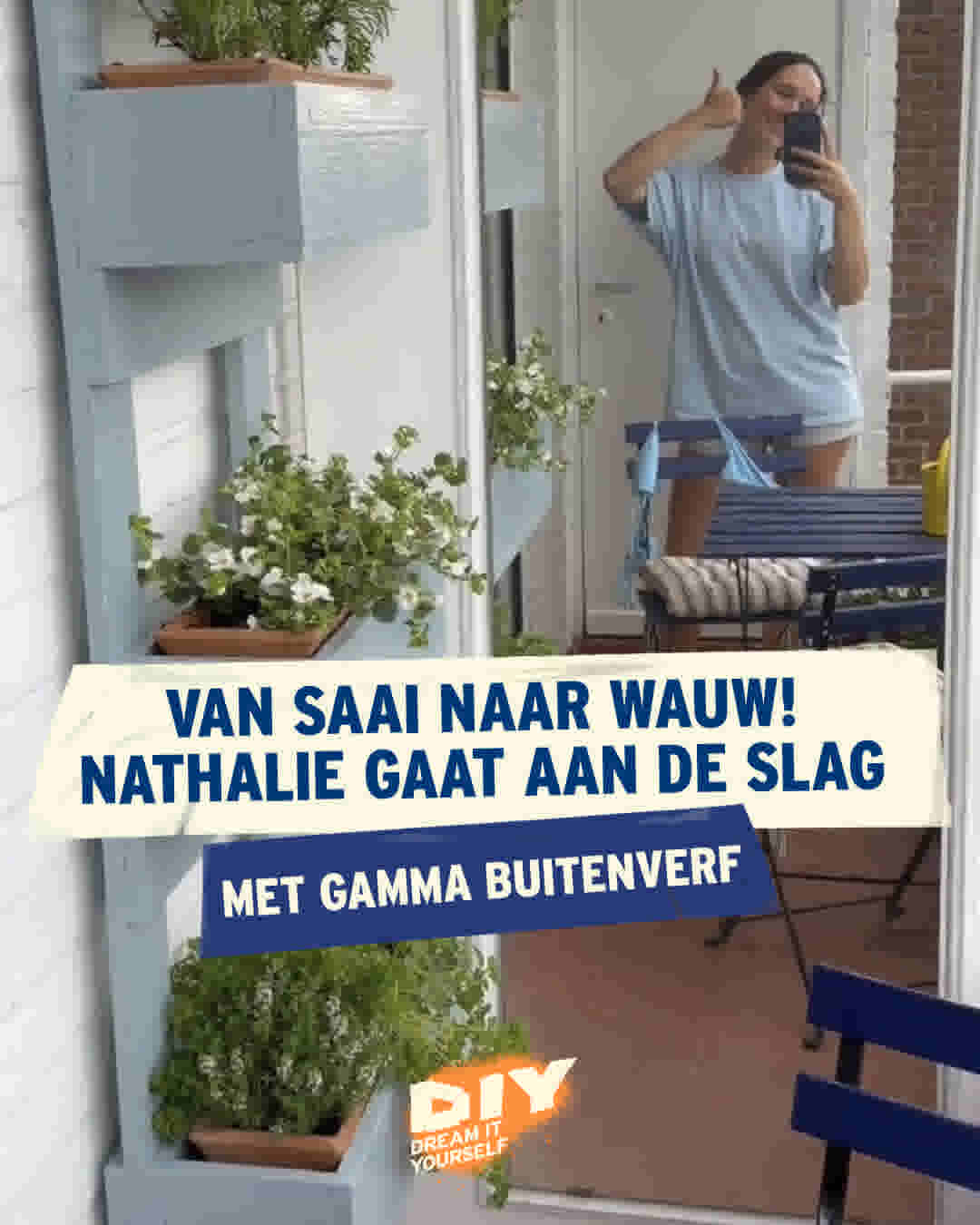 Vrouw maakt selfie op balkon met lichtblauw geschilderde plantenbakken vol groene planten en witte bloemen. Ze houdt een duim omhoog.