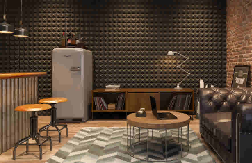 Stijlvolle woonkamer met retro koelkast, leren bank, houten salontafel en vinylplaten in een kast tegen een textuurbehang.