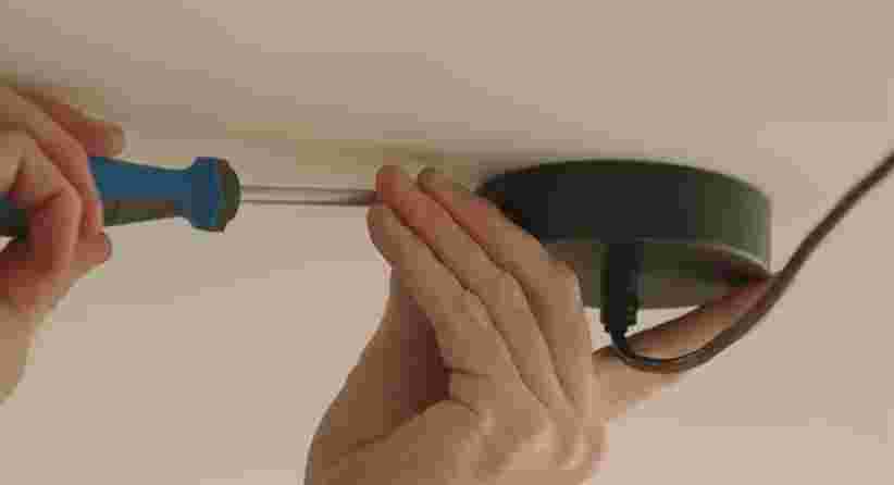 Schroef het armatuur vast