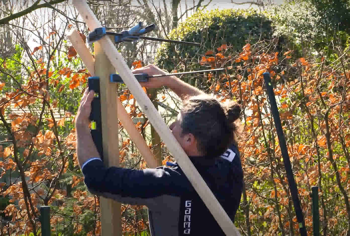 Plaats en veranker de eerste tuinpaal