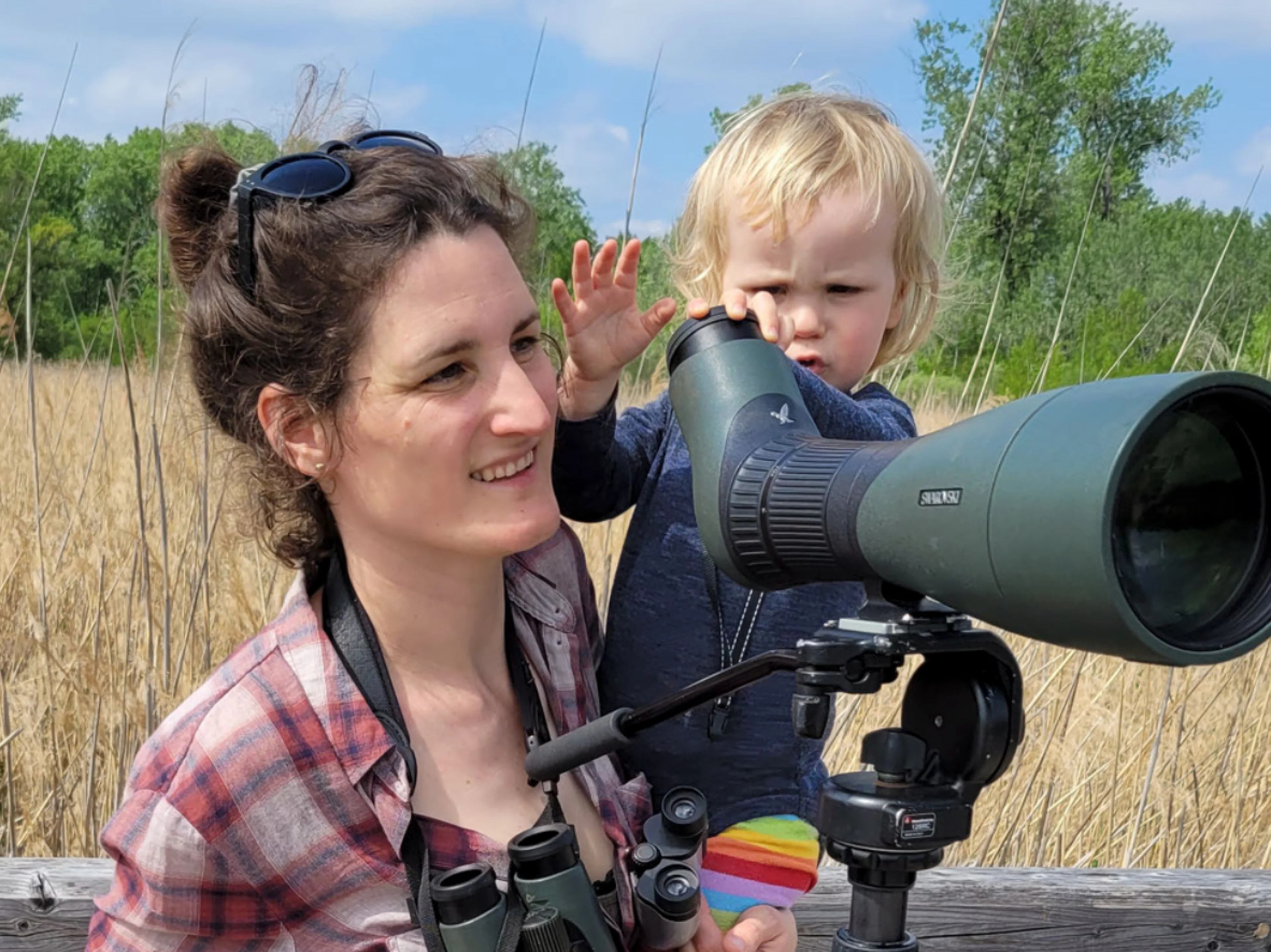 Eine Frau mit ihrem Kind und Spektiv, wie sie am BirdRace teilnehmen.