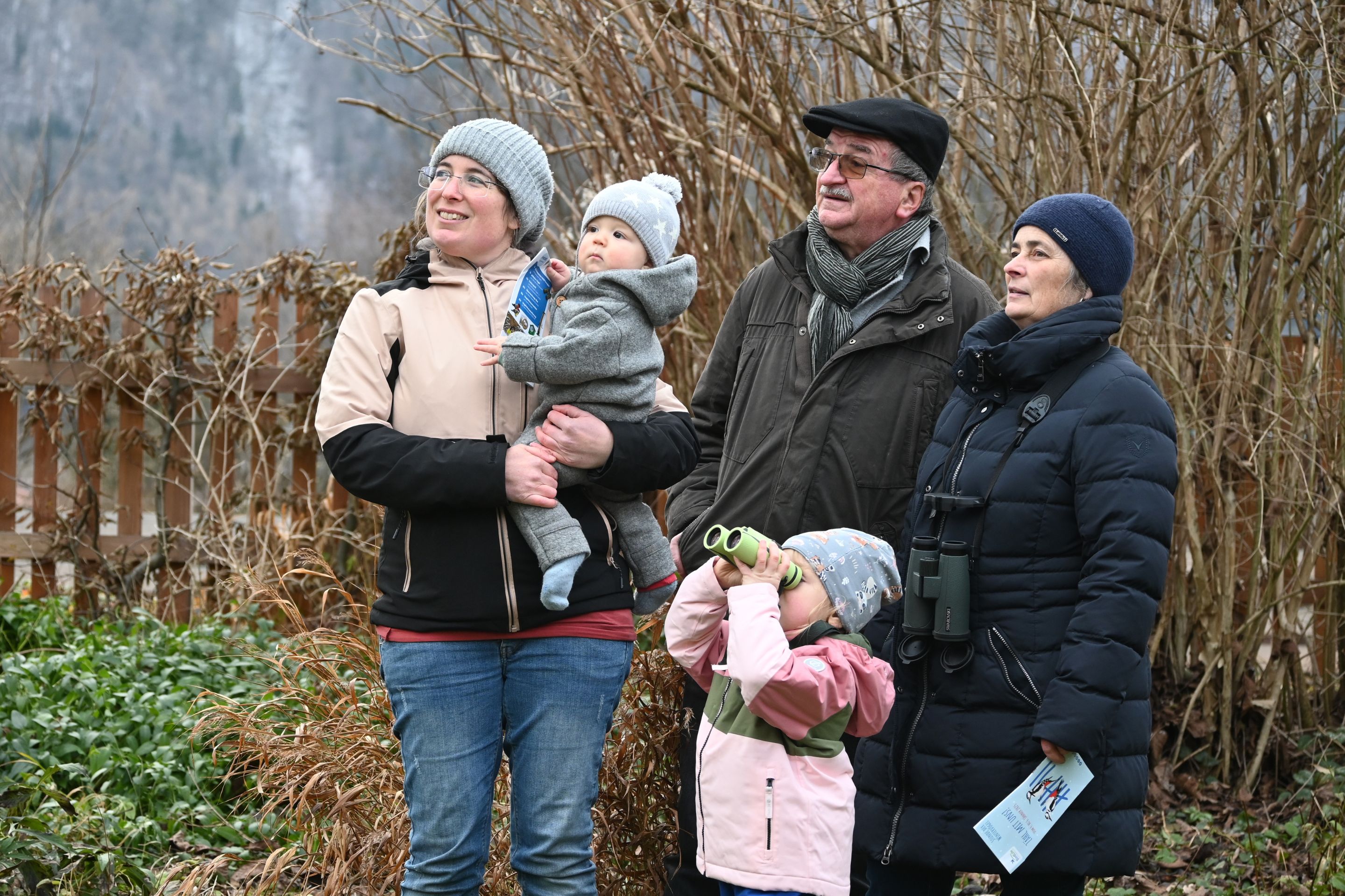 Eine Familie beobachtet bei der "Stunde der Wintervögel".