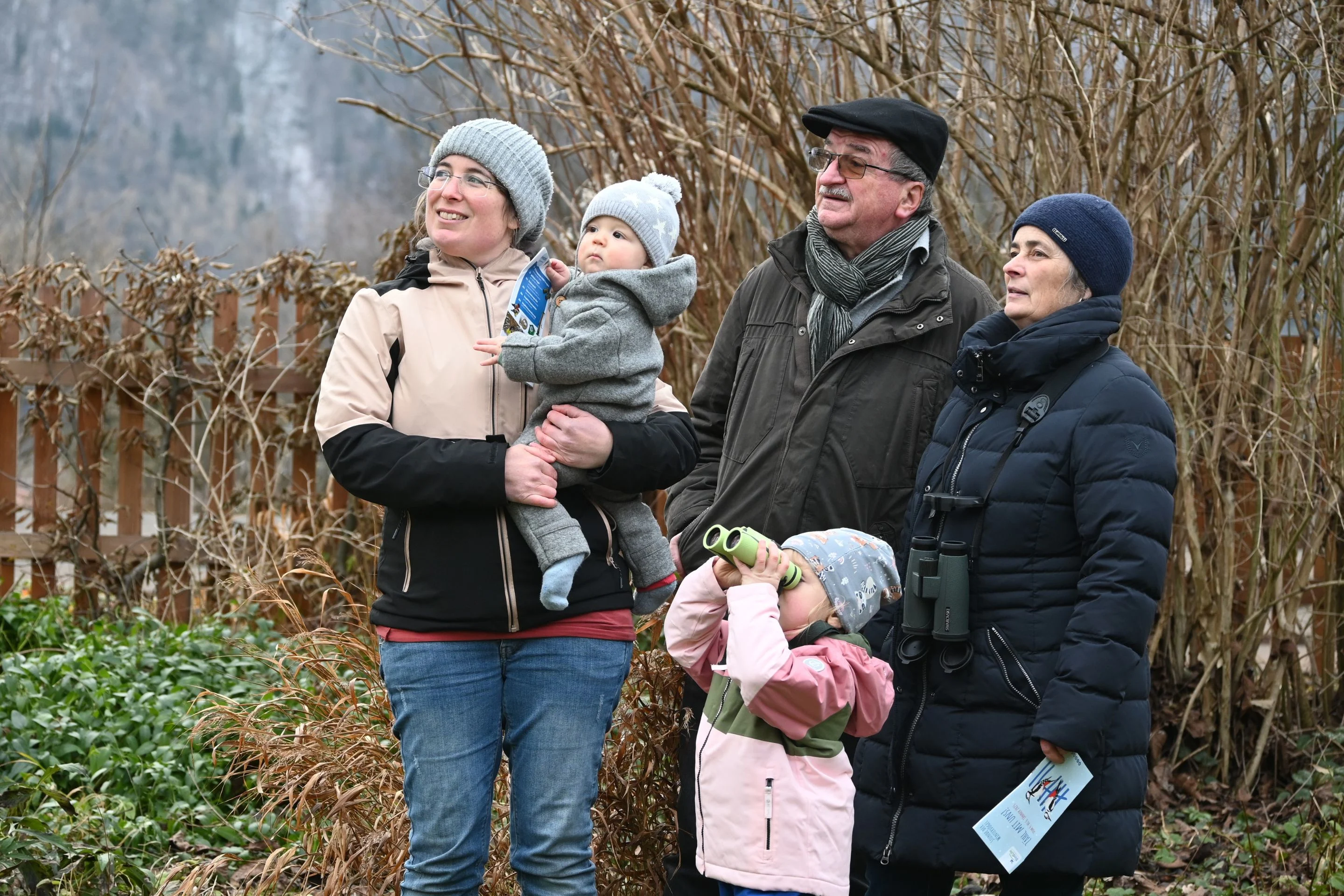 Eine Familie beobachtet bei der "Stunde der Wintervögel".