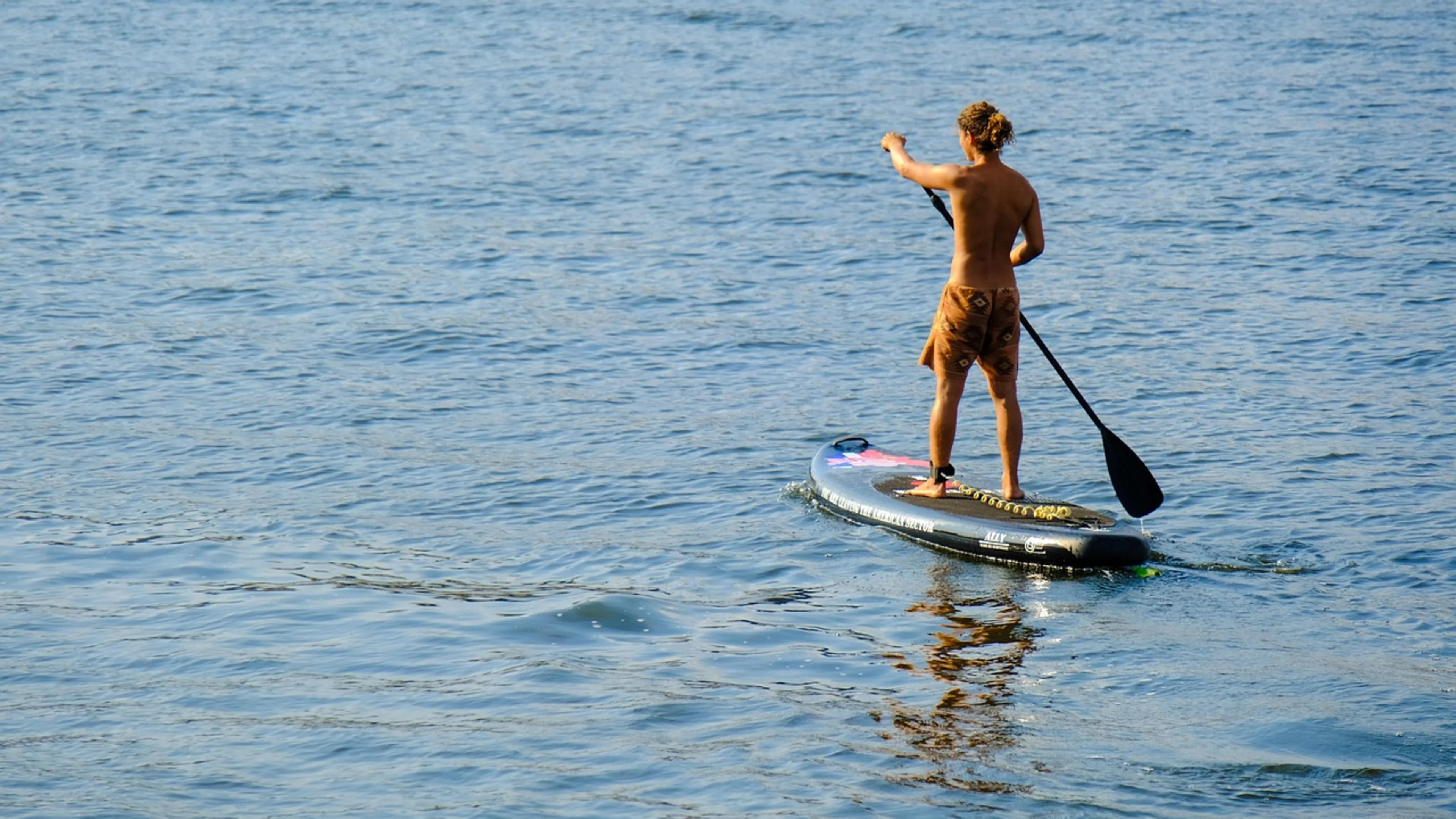Stand Up Paddler auf Fluss.