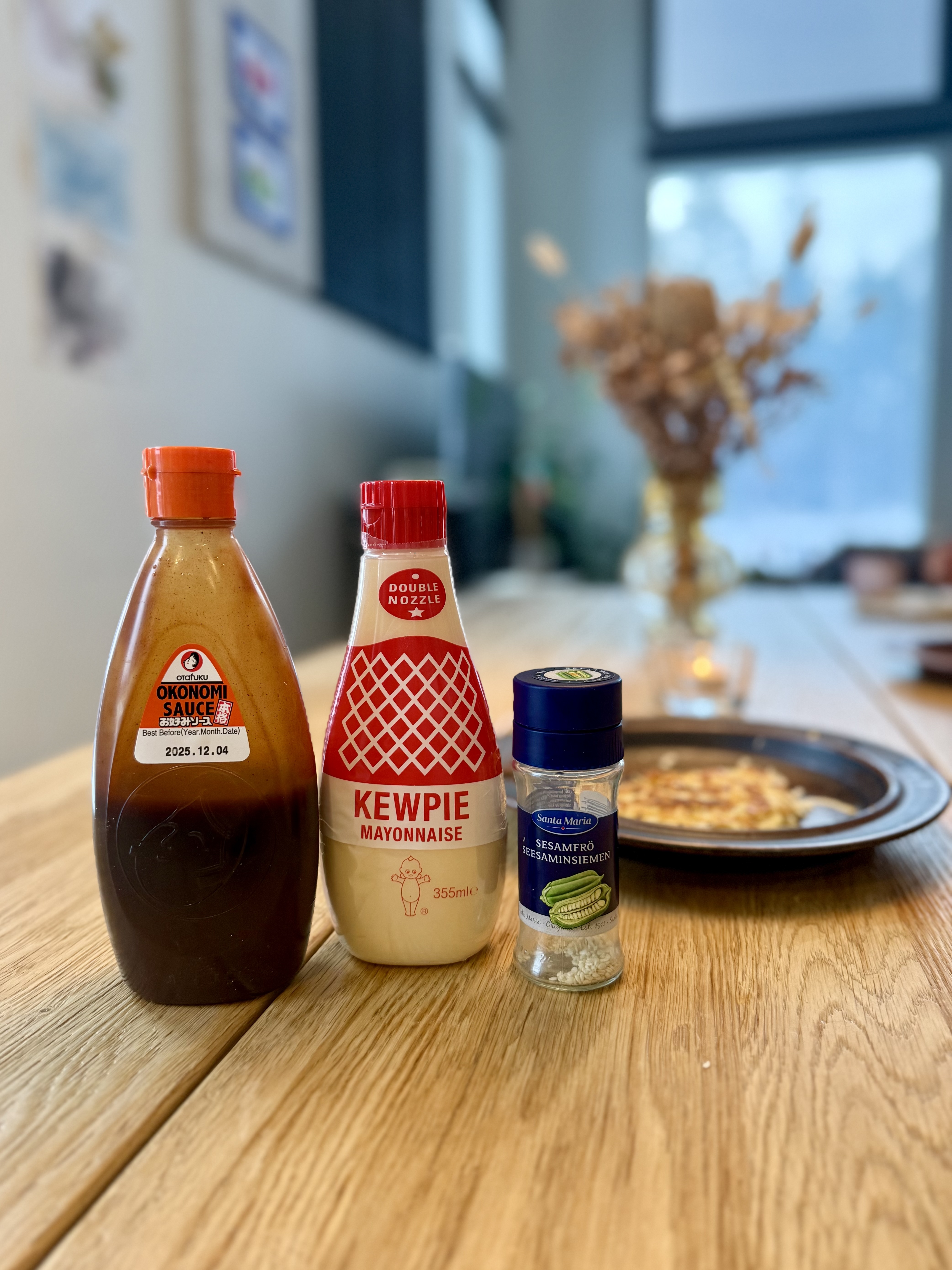 Okonomiyaki-kastike, japanilainen majoneesi, seesamin siemenet