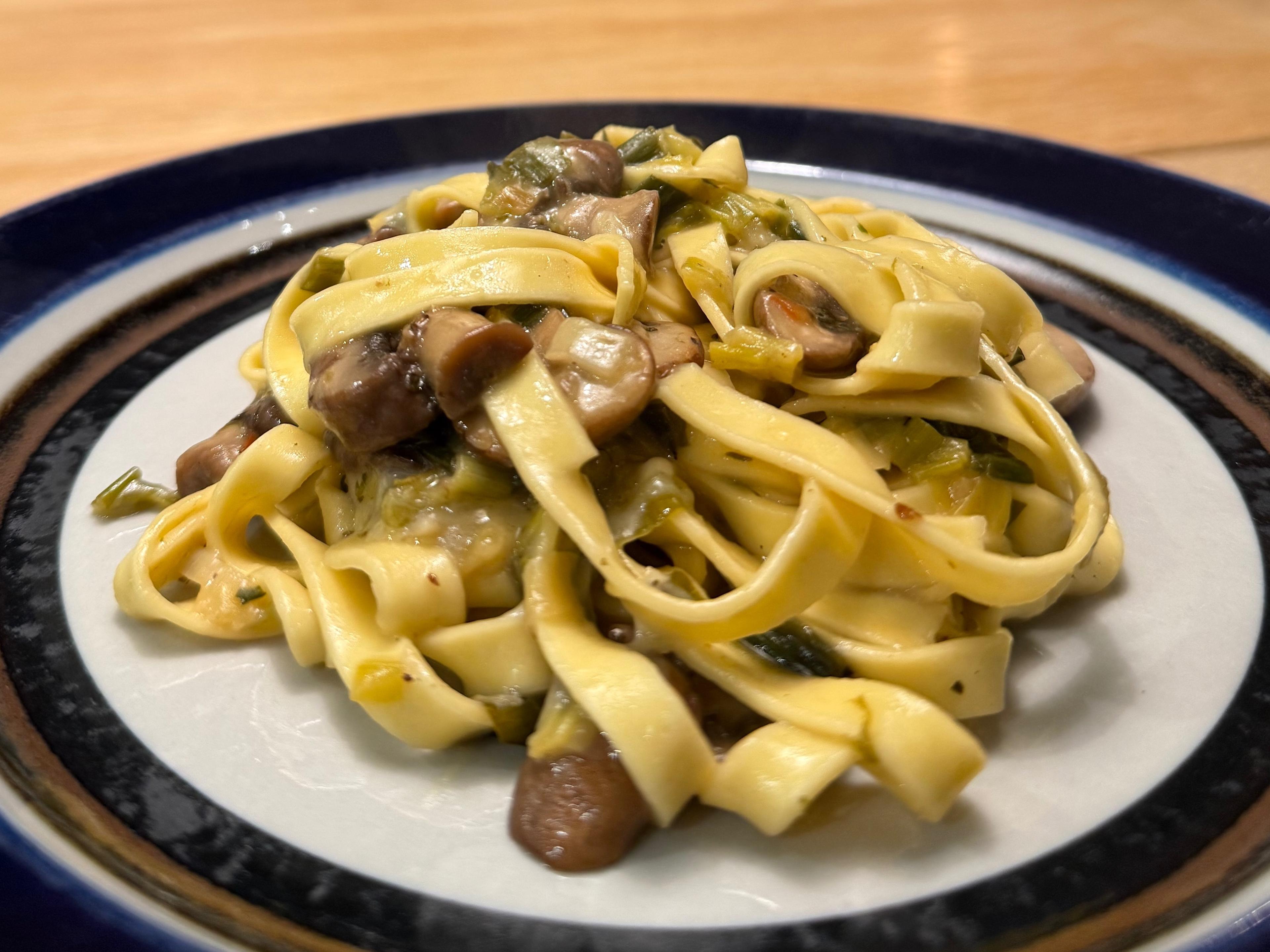 Herkkusienipasta-annos