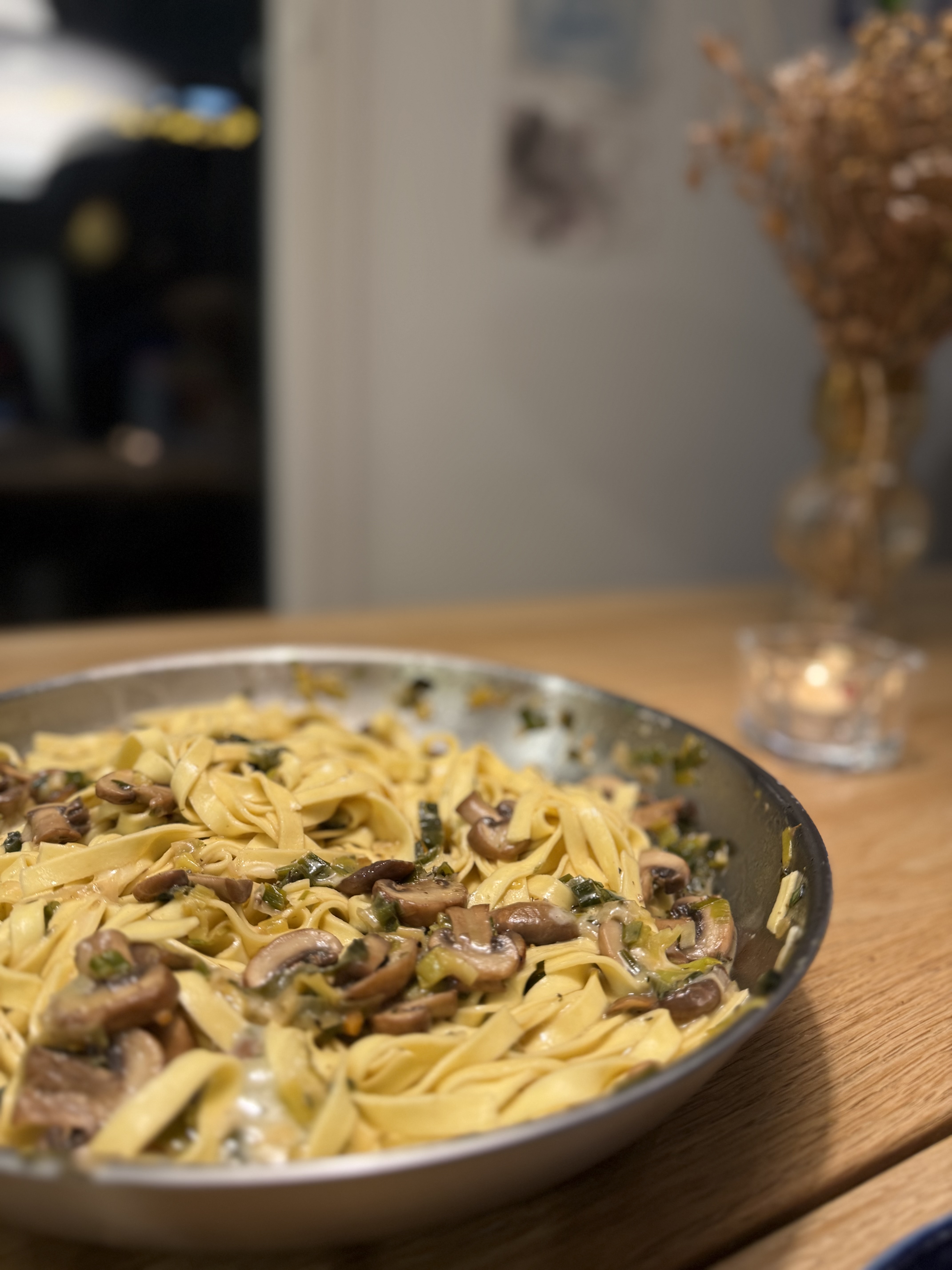 Herkkusienipasta paistinpannussa pöydässä