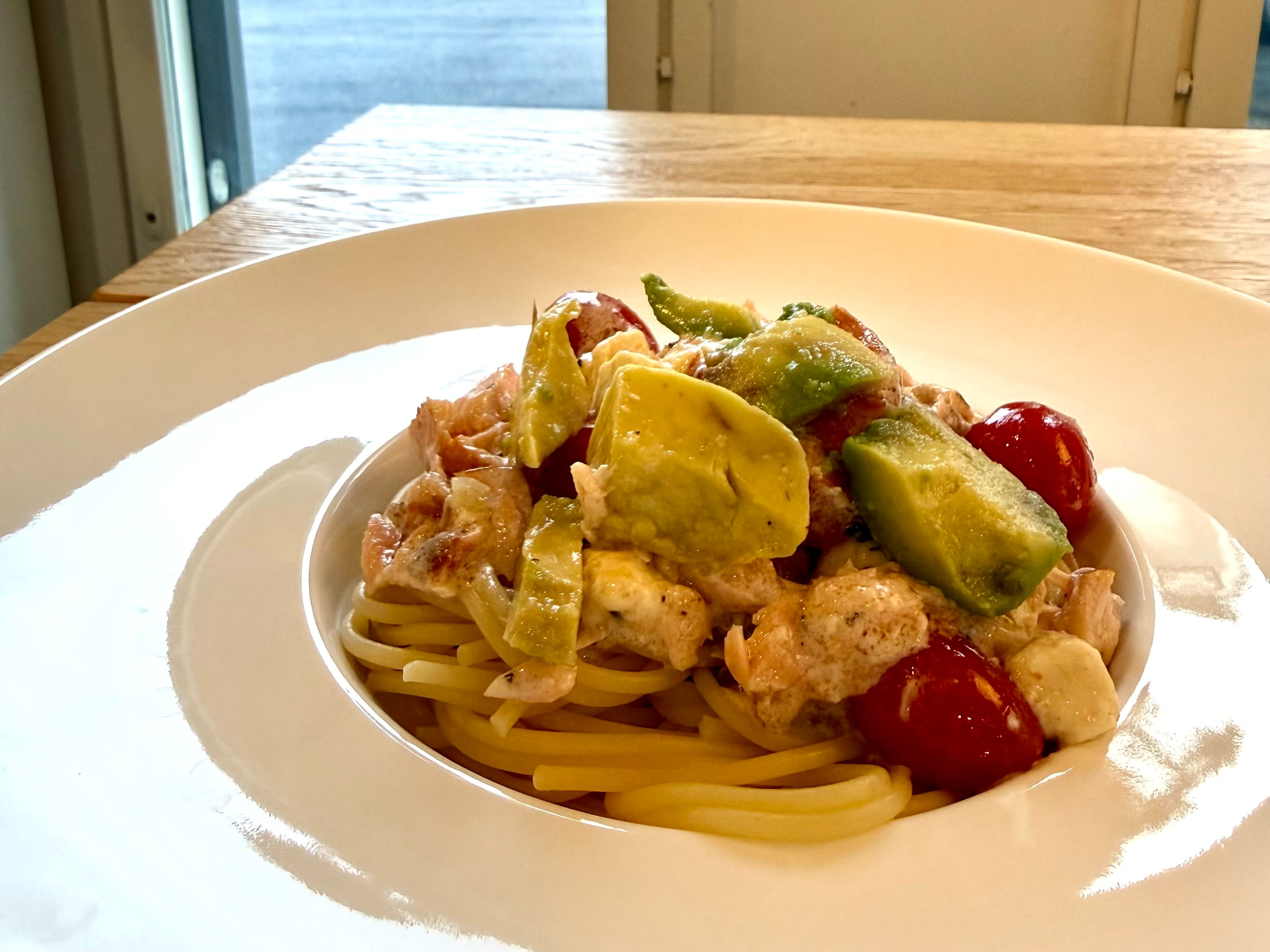 Lohi-feta-avokadopasta -annos