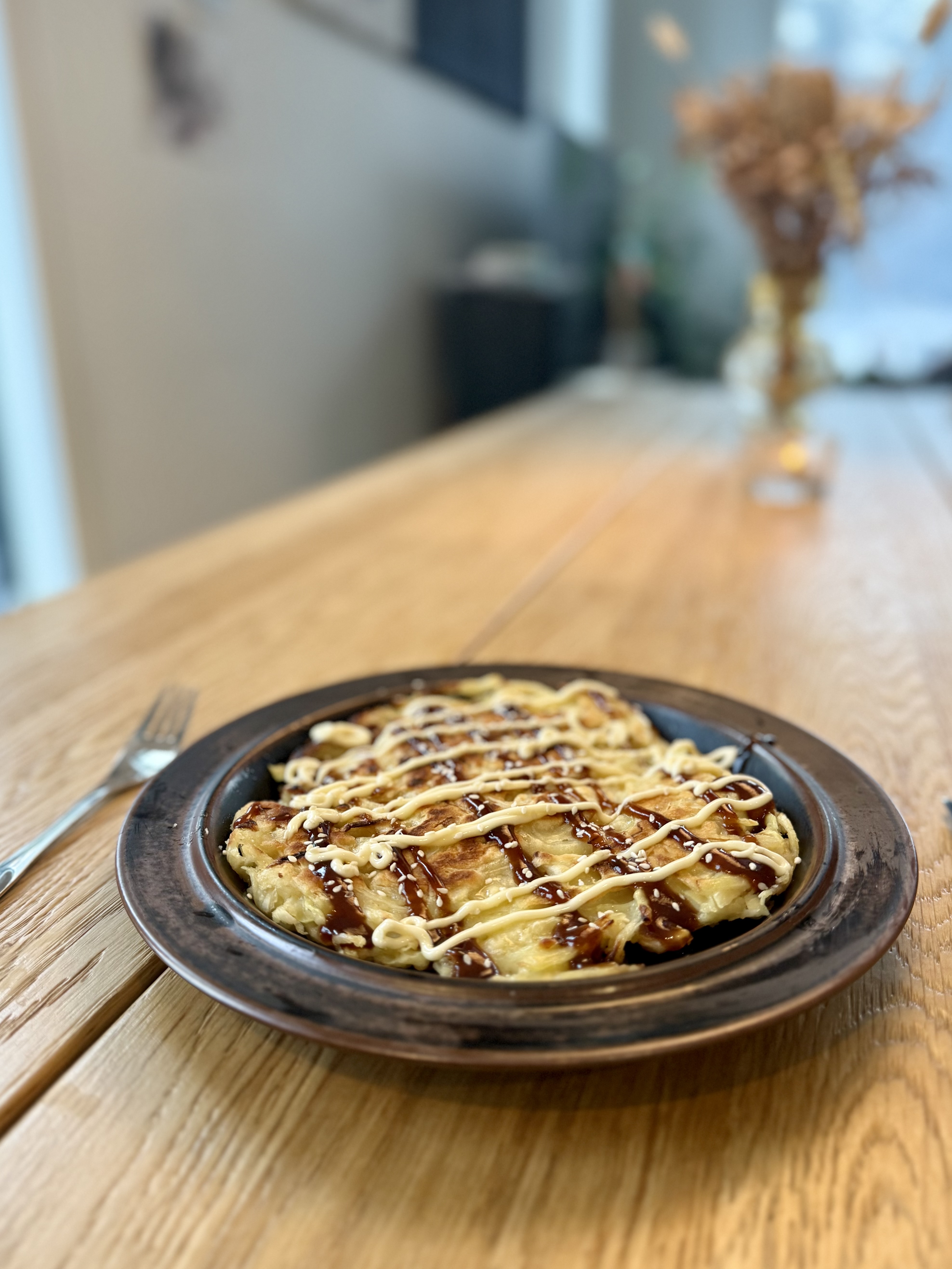 Okonomiyaki-annos pöydällä