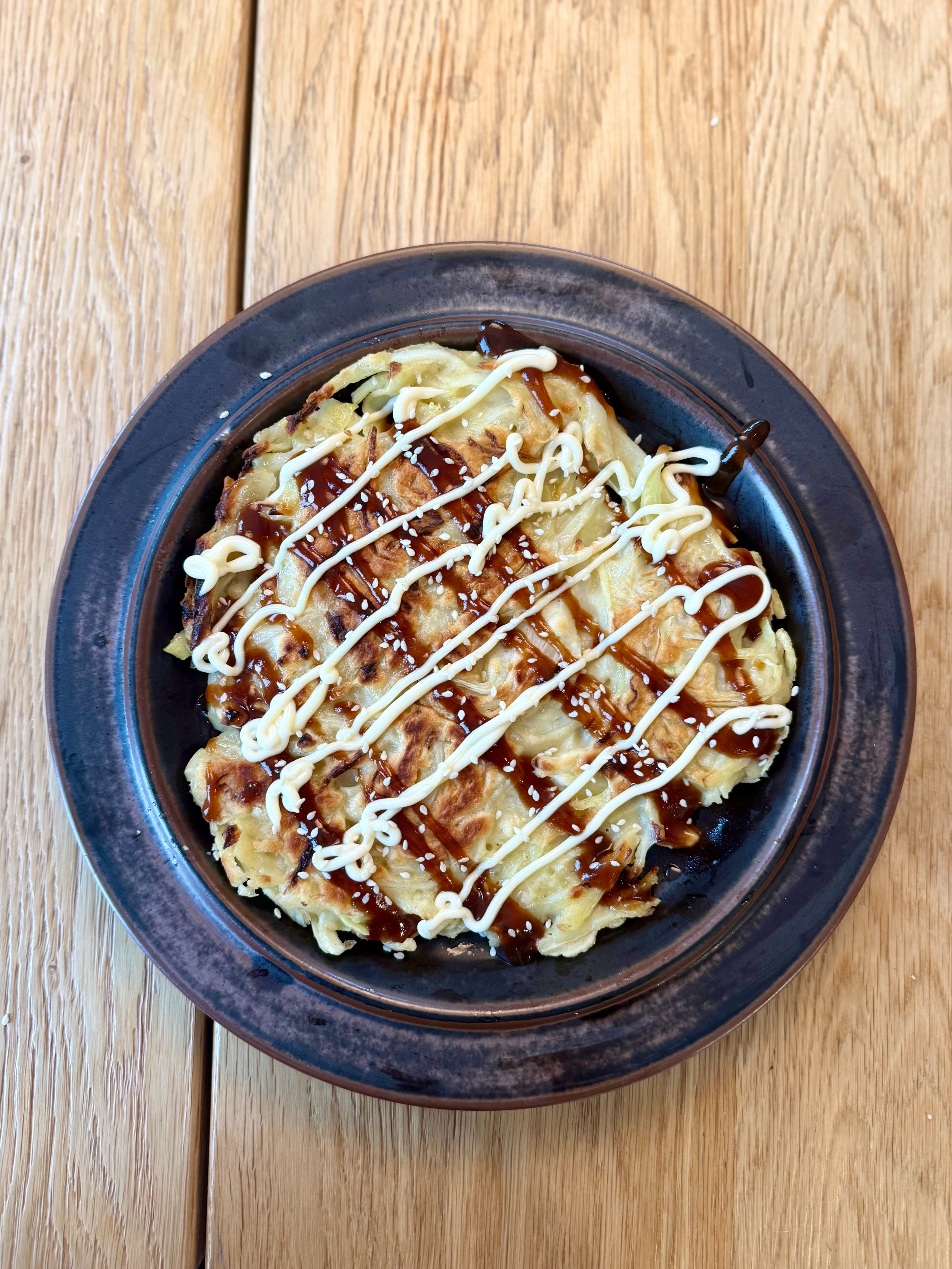 Okonomiyaki-annos lautasella