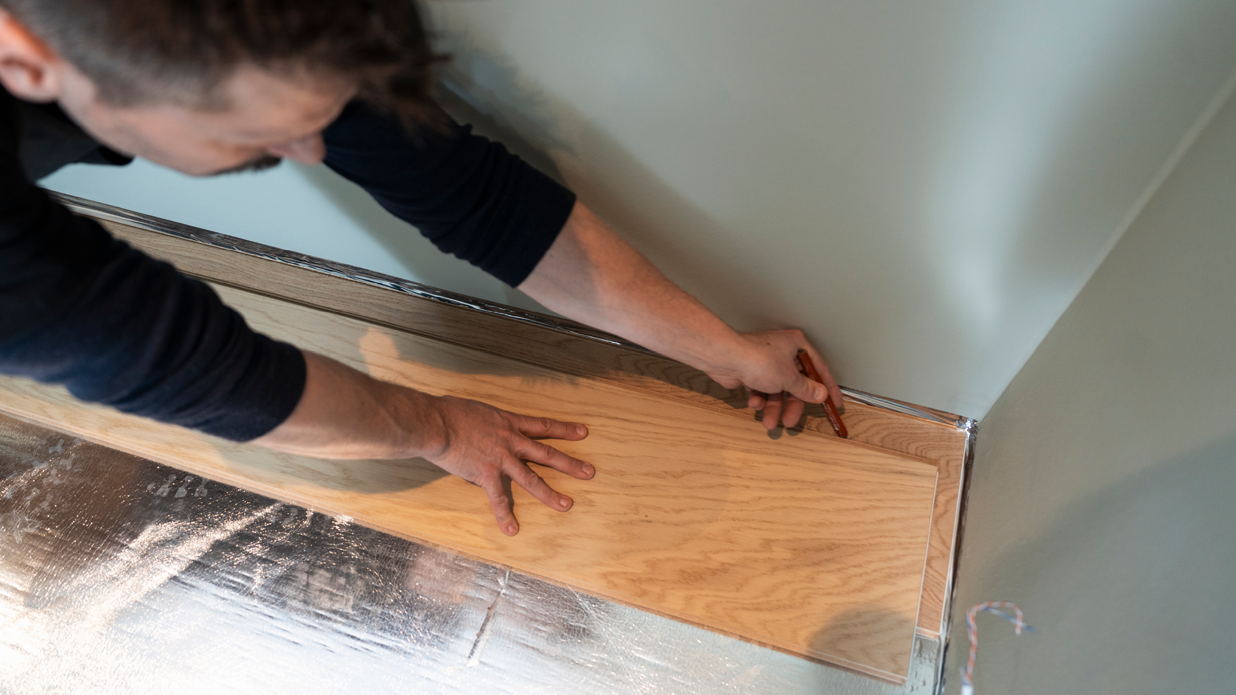 jacob carlsson markerer hvor gulvbræt skal tilpasses