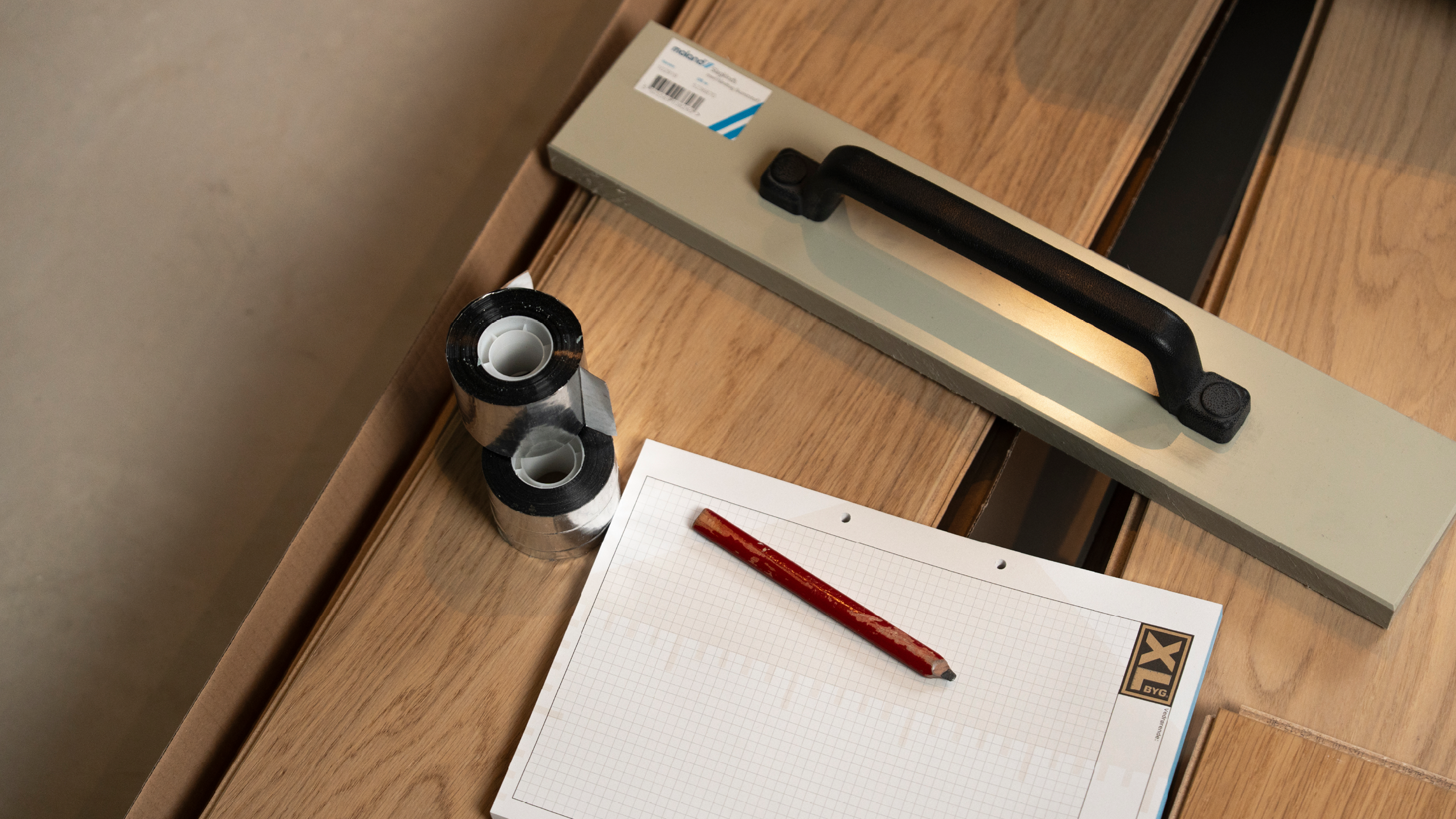 gulvbrædder med værktøj og skitseblok