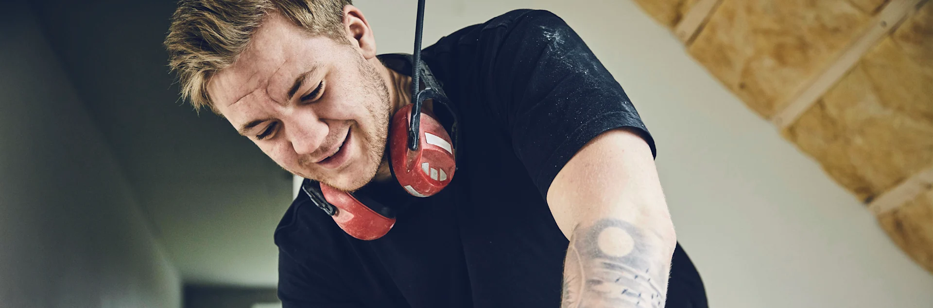 Håndværker tilpasser swisspearl plade