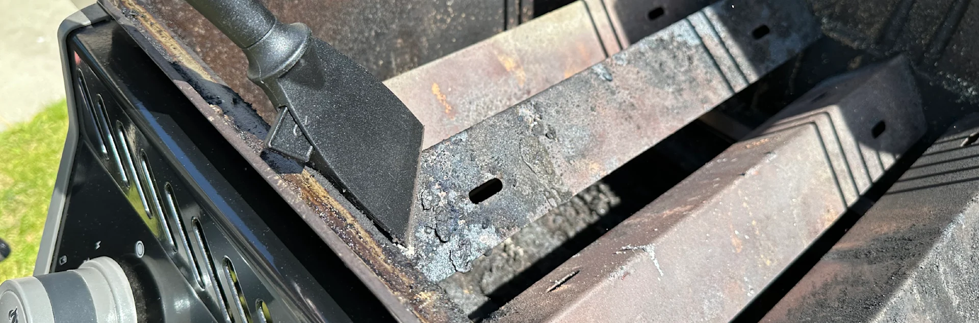 Grillens flavorizer bars skal skrabes rene.