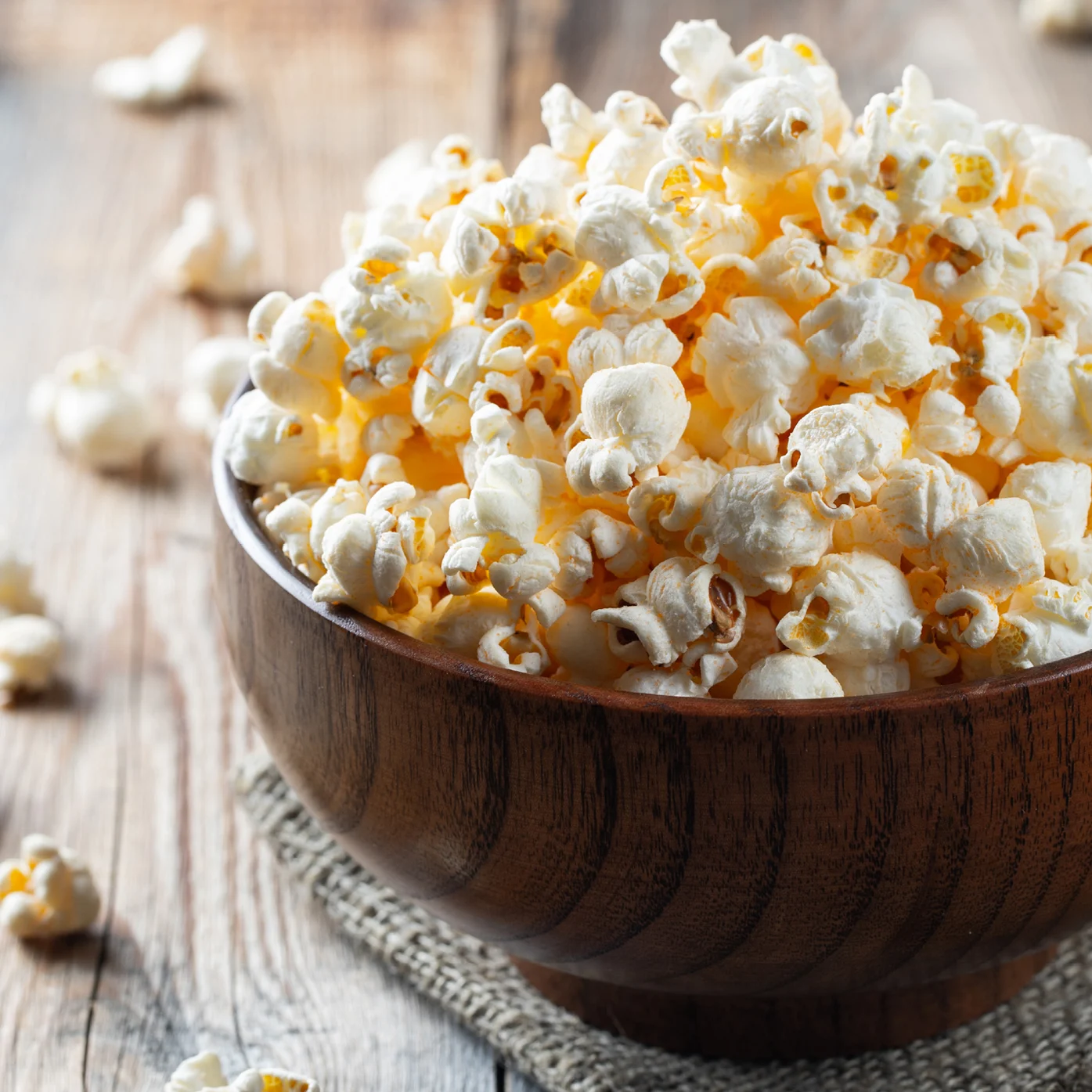 Opskrift: Brug dit rotisserie til at lave lækre popcorn direkte på grillen, så de lune sommeraftener kan nydes med en god snack.