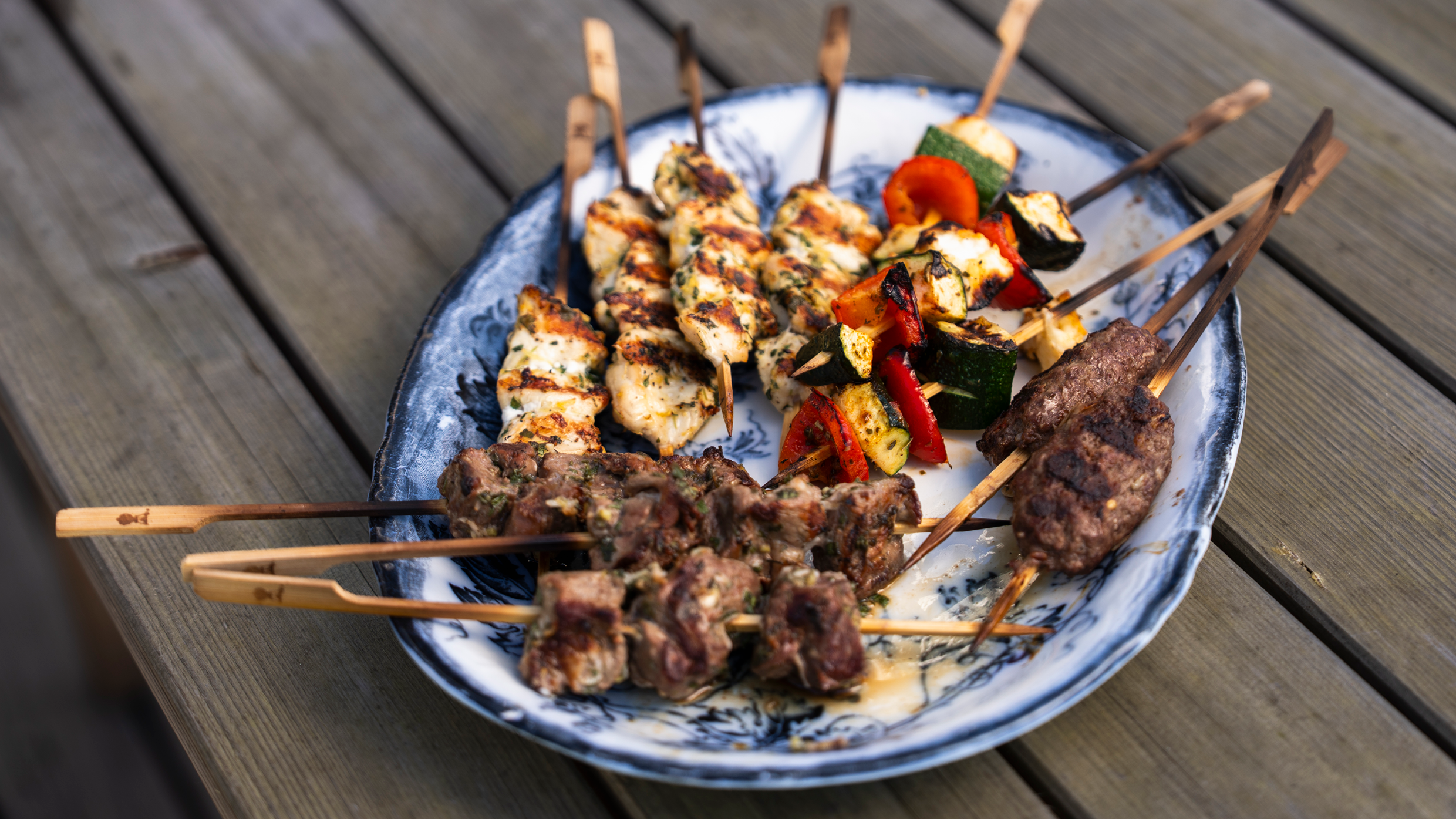 Fire slags grillspyd serveres samtidig