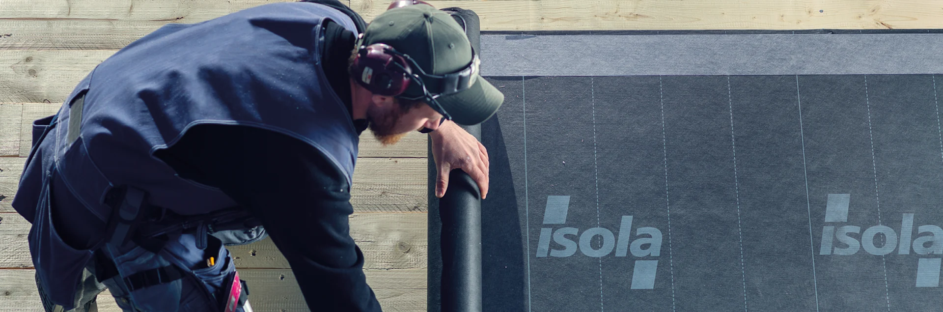 Håndværker monterer Isola Isosteel.